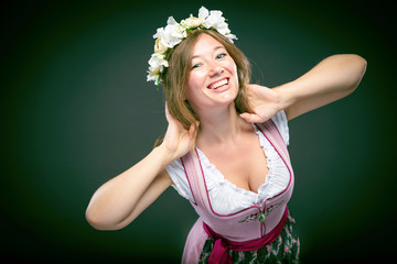 Hübsche Frau im bayerischen Dirndl 