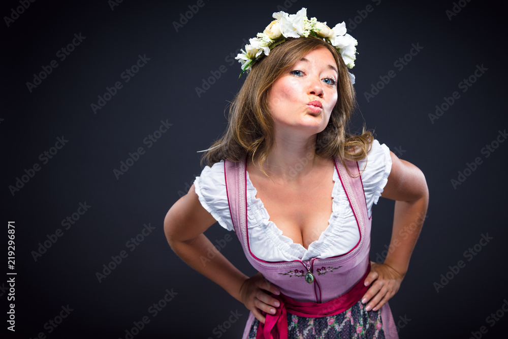 Wall mural Hübsche Frau im bayerischen Dirndl 