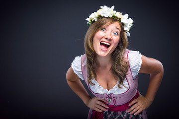 Hübsche Frau im bayerischen Dirndl 