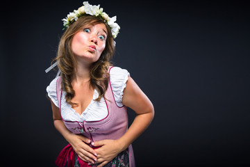Hübsche Frau im bayerischen Dirndl 