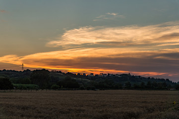 tramonto sul paese di collina