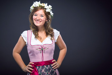Hübsche Frau im bayerischen Dirndl 