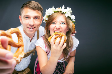 Oktoberfest, Frau und mann in Bayerischer Tracht mit Bier Krügen 
