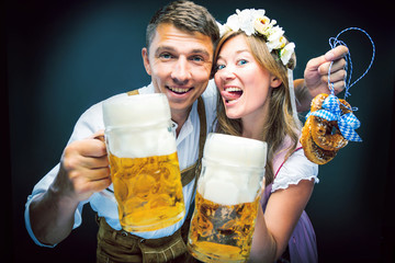 Oktoberfest, Frau und mann in Bayerischer Tracht mit Bier Krügen 