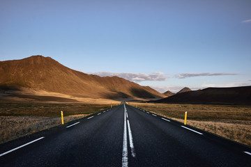 carretera vacía al atardecer