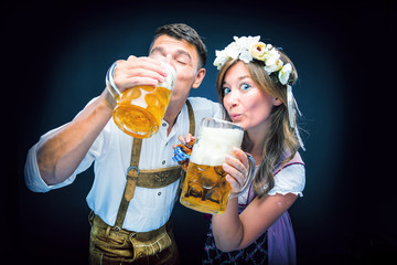 Oktoberfest, Frau und mann in Bayerischer Tracht mit Bier Krügen 