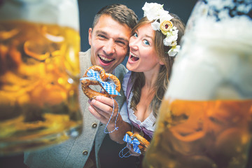 Oktoberfest, Frau und mann in Bayerischer Tracht