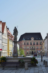 Fototapeta na wymiar Rathaus und Neptunbrunnen in der Kaiser Max Str., Kaufbeuren