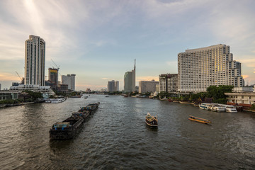Fototapeta premium Beautiful sunset Chao Phraya River of the Metropolitan Bangkok City downtown cityscape urban , Cityscape Bangkok city Thailand