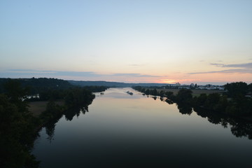 Zug Eisenbahn an der Donau