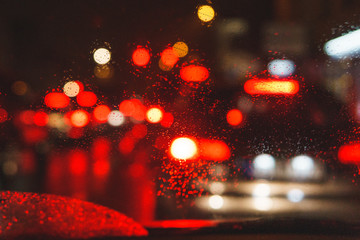 Rücklichter im Regen