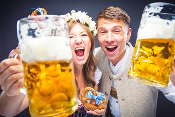 Oktoberfest, Frau und mann in Bayerischer Tracht