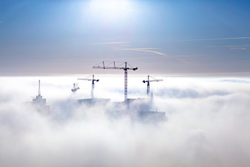 Kräne über den Wolken