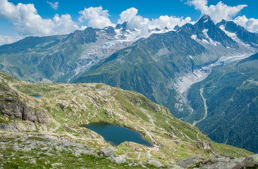 Fototapeta na wymiar Lac des Chéserys dans la vallée de Chamonix