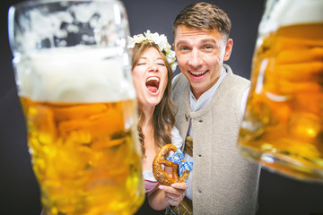 Oktoberfest, Frau und mann in Bayerischer Tracht