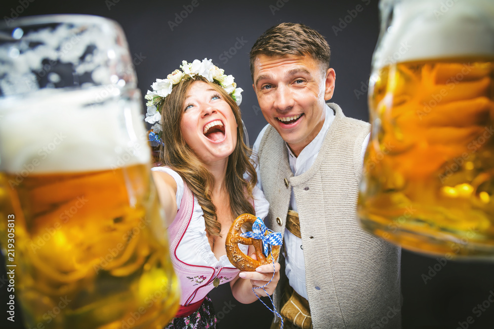 Wall mural Oktoberfest, Frau und mann in Bayerischer Tracht