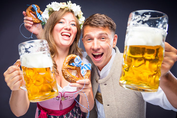 Oktoberfest, Frau und mann in Bayerischer Tracht