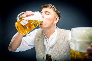 Oktoberfest, Frau und mann in Bayerischer Tracht