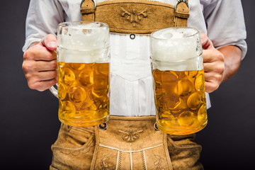 Oktoberfest, Frau und mann in Bayerischer Tracht