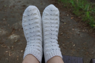 Weisse Socken mit Muster auf einem Stein
