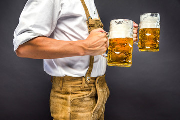 Oktoberfest, Frau und mann in Bayerischer Tracht