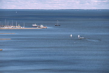 Obraz premium High Angle View Of Sailboat Sailing On Sea Against Sky