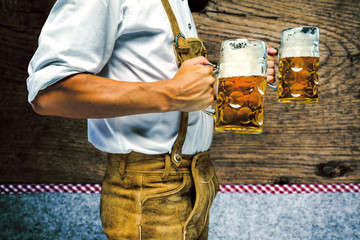 Oktoberfest, Frau und mann in Bayerischer Tracht