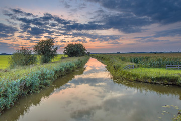 Obraz premium Canal overview in agricultural landscape