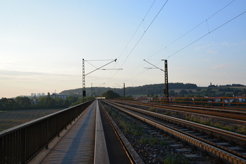 Fototapeta na wymiar Zug Brücke Donau