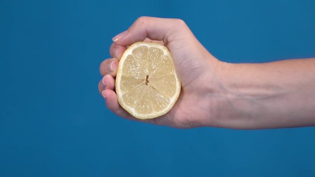 Main et citron press&eacute; - Slowmotion - 100 fps - fond vert