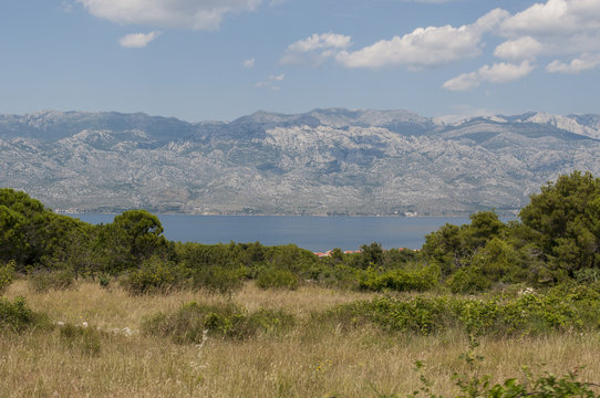 Croazia: vista panoramica sull'isola di Pago, la quinta isola della costa croata nel nord Adriatico e quella con la costa pi&ugrave; lunga