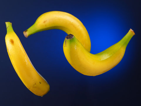 BANANA – PLATANO

Bananas suspended in the air. Blue gradient background.