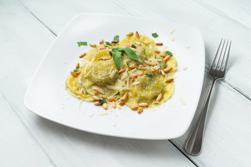 Ravioli ripieni al basilico e pinoli