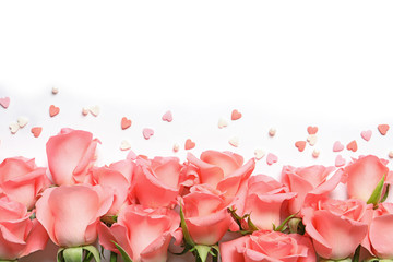 Fototapeta premium Piękne róże i serduszka na białym tle