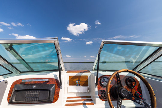 Pärchen hinter Wasserskiboot auf Funtube Luftkissen Stock Photo