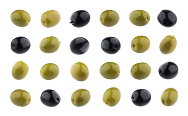 Zelfklevend Fotobehang Zwarte en groene olijven geïsoleerd op witte achtergrond © xamtiw