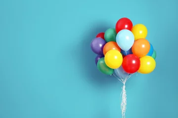 Abwaschbare Fototapete Ballon Haufen heller Luftballons und Platz für Text vor farbigem Hintergrund