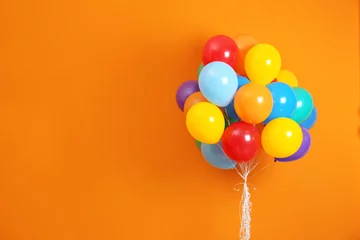 Photo sur Plexiglas Ballon Bouquet de ballons lumineux et espace pour le texte sur fond de couleur