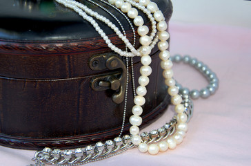  decor, women's jewelry chains, beads, necklaces, beads hanging with leather gift box.