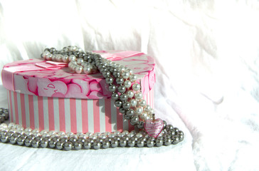 decor, women's jewelry chains, beads, necklaces, beads dangle from the heart gift box.