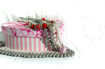 decor, women's jewelry chains, beads, necklaces, beads dangle from the heart gift box.