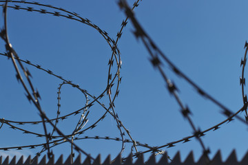 Stacheldraht vor Himmel