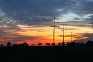 Stromleitungen vor Sonnenuntergang