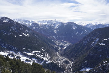 Paisaje de monta&ntilde;a nevado