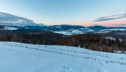 Obraz premium Evening winter cloudy day mountain ridge