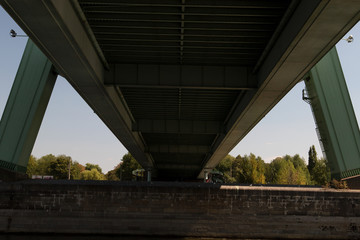 die severins brücke von unten in köln deutschland fotografiert während einer bootstour auf dem rhein mit einem weitwinkelobjektiv