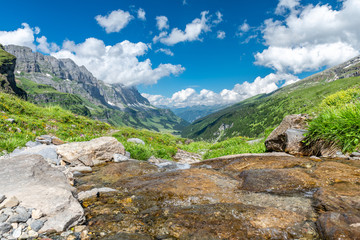 Blick ins tal mit dem Bergbach klausenpass