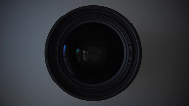 Reflejo de luz en un lente fotogr&aacute;fico