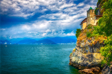 Kirche Santa Caterina del Sasso in Leggiuno am Lago Maggiore 