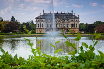 Obraz premium Barock Bauwerk im Park mit Teich Wasser